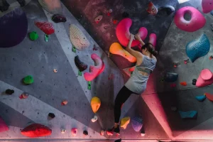 Escaladora en un rocódromo de bloque