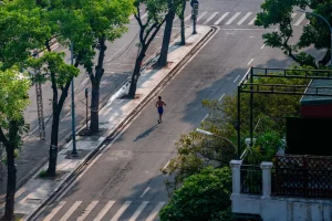 Corredor solitario en una calle arbolada