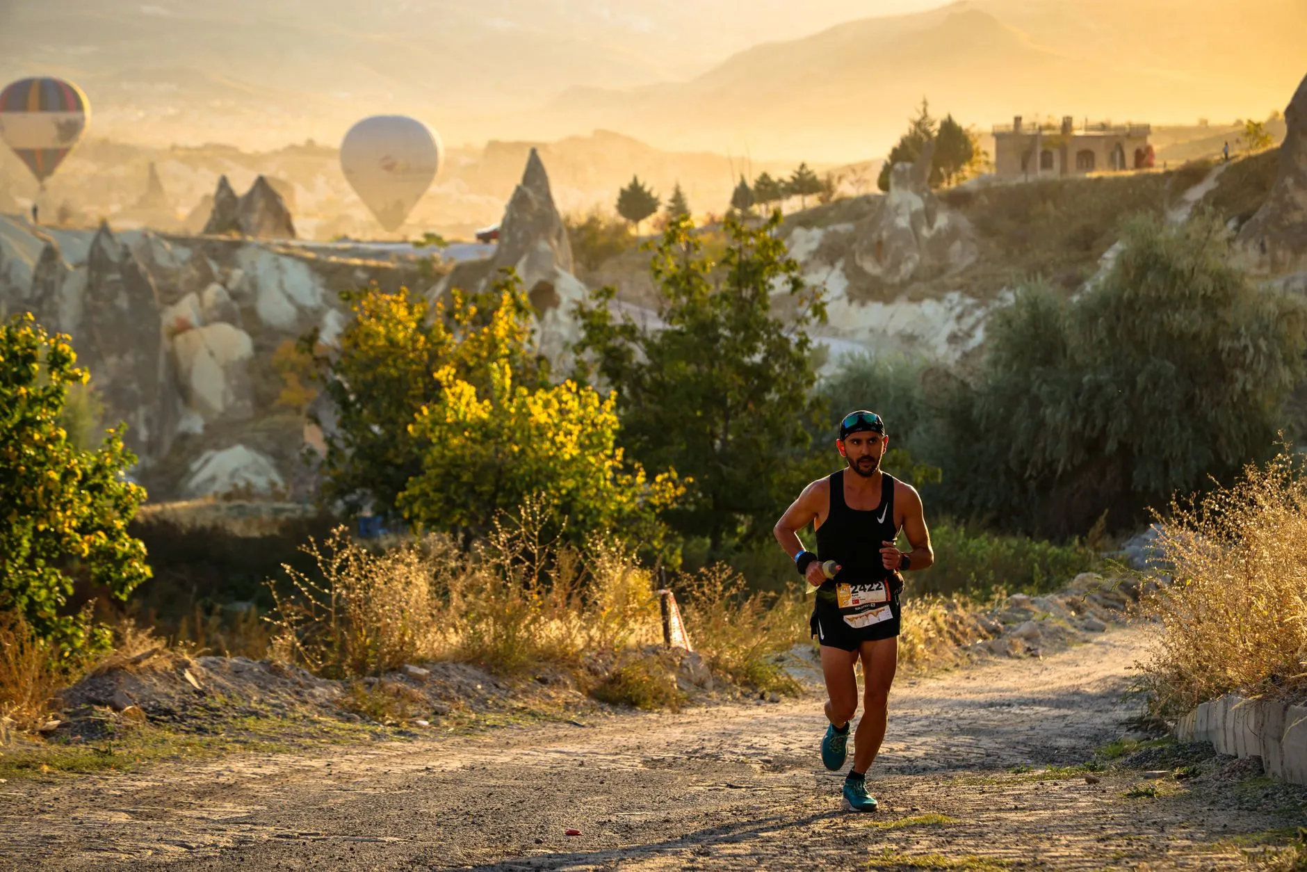 Corredor de trail al amanecer en Capadocia